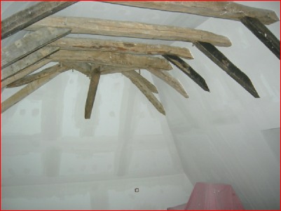 Pose de plaque de plâtre entre poutre pour isolation dans la région Sarlat